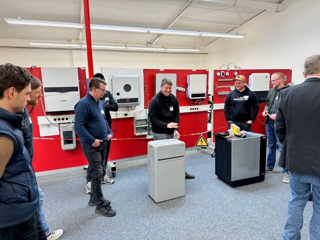 IBC Solar Training LG Energy Solution Vorführung von LGES-Produkten bei Live-Schulung.