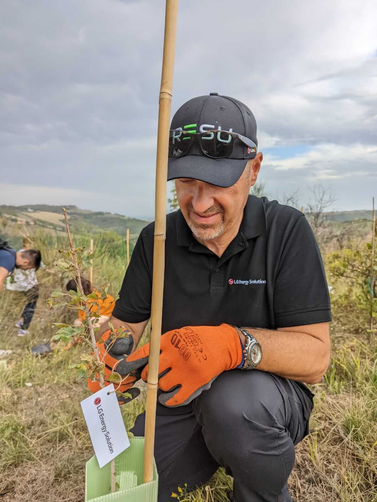Luigi Dell'Orto piantumazione Luigi Dell'Orto, Country Sales Manager, all'evento di piantumazione